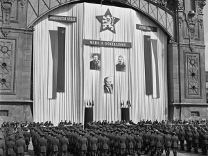 Ceremoniál u příležitosti jmenování nových členů pohraniční stráže dne 20. července 1952. (1952, Česká tisková kancelář)