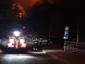 Hasiči zasahovali u nočního požáru v podzemních garážích v Praze. Hořelo sedm aut