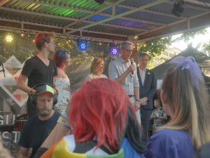 FOTOGALERIE: Praha září duhou. Proběhlo slavnostní zahájení Prague Pride