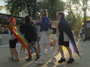 FOTOGALERIE: Praha září duhou. Proběhlo slavnostní zahájení Prague Pride