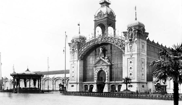 Pohled na hlavní fasádu Průmyslového paláce, v popředí hudební pavilonek. (1891, Jindřich Eckert, Archiv hl. města Prahy)