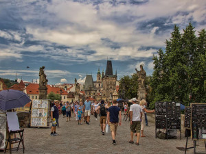 Zahraniční turisté se po covidu do Prahy ještě nevrátili. Těch českých ale přibylo