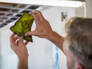 Každé jednotlivé sklo je očištěno macerováním v čistícím roztoku a následně znovu poskládáno do okenních olověných H profilů v rámci skleněné tabule.  Zdroj: Výstaviště Praha a.s.,Jiří Šebek