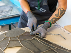 Renovace vitráží je velmi komplexní a precizní práce. Poté, co jsou jednotlivé okenní tabule šetrně sundány a převezeny do Nového boru, teprve začíná velmi přesně vedený proces obnovy. Zdroj: Výstaviště Praha a.s, Jiří Šebek
