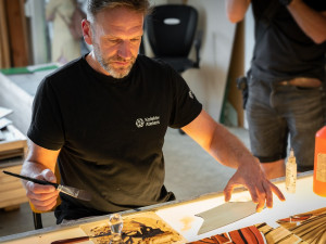 Kromě renovace původních skel je součástí obnovy i doplnění mozaik skly novými. Ty se samozřejmě musí nabarvit tak, aby odpovídaly originálům. To je dle Zdeňka Kudláčka jedna z nejnáročnějších částí renovace. Zdroj: Výstaviště Praha a.s.,Jiří Šebek