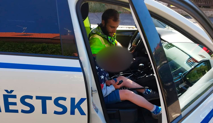 Strážníci hledali chlapečka s psychickou poruchou. Jeho pozornost si získalo vybavení služebního auta