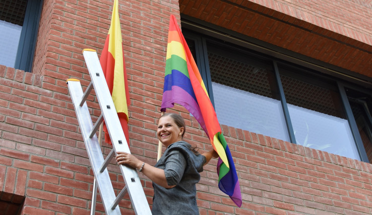 Vlajku vyvěsila místostarostka Prahy 7 Lenka Burgerová.