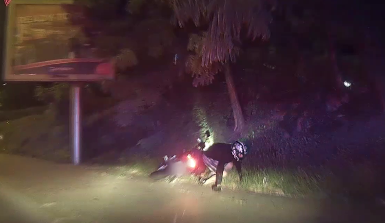 VIDEO: Muž ujížděl policistům na kradené motorce. K tomu měl dva zákazy řízení a drogy v těle