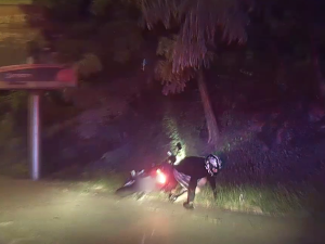 VIDEO: Muž ujížděl policistům na kradené motorce. K tomu měl dva zákazy řízení a drogy v těle