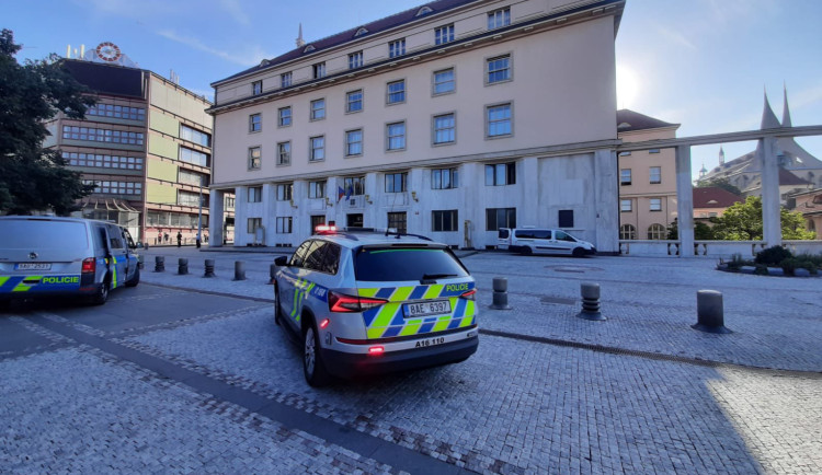 Anonym nahlásil bombu na Ministerstvu zdravotnictví. Policie uzavřela okolí a evakuovala sto lidí