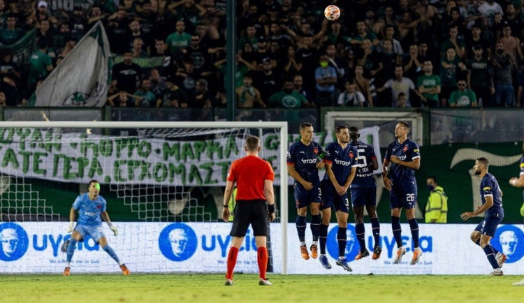 Piva na zádech a laser do očí. Slavia v divoké atmosféře vybojovala postup přes Panathinaikos