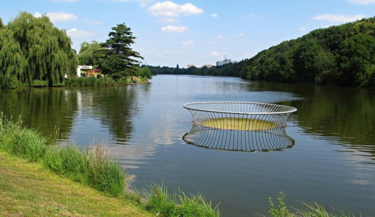 Na Džbánu platí zákaz koupání, horší kvalita vody je i v hostivařské přehradě