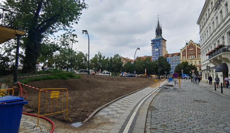 Kontroverzní plán vydláždit Anenský trojúhelník Praha 1 odložila na neurčito