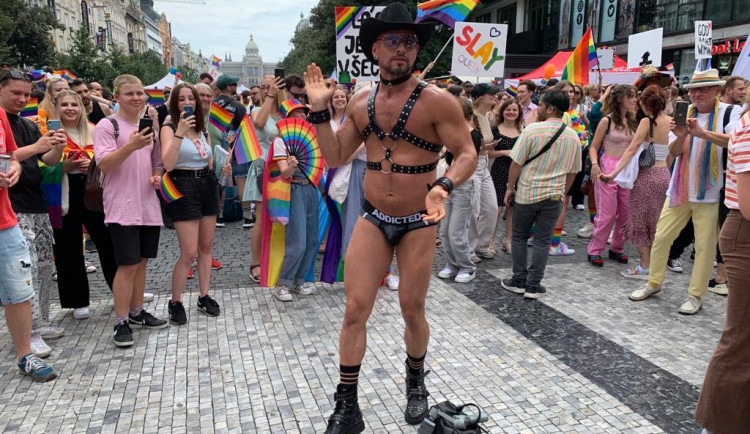 VIDEO: Vrchol Prague Pride je tady! Obří průvod hrdosti prošel Prahou