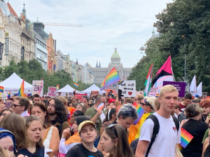 VIDEO: Vrchol Prague Pride je tady! Obří průvod hrdosti prochází Prahou