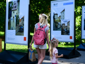 Výstava fotografií na Kampě připomíná kulaté výročí stoleté vody v Praze
