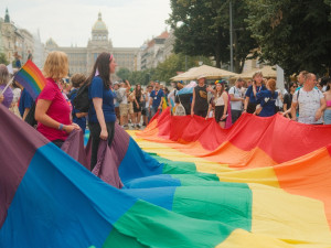 FOTOGALERIE: Duhový průvod prošel Prahou. Podívejte se na ty nejlepší momentky