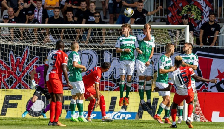 Slavia zvítězila v Jablonci, který hrál téměř celý zápas v deseti, 3:2