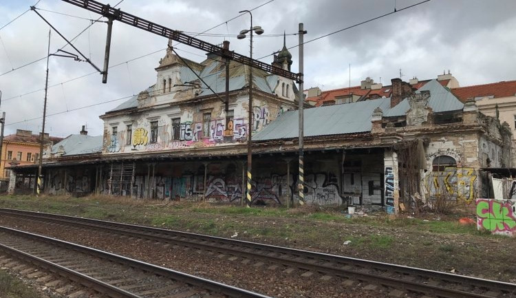 Nový majitel vyšehradského nádraží z Kypru slibuje opravy. Začít se má v září