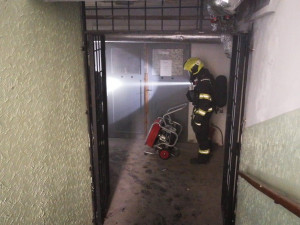 Ve sklepě domu v Praze hořela elektrokoloběžka. Jeden člověk skončil v péči záchranářů