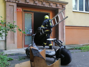 Ve sklepě domu v Praze hořela elektrokoloběžka. Jeden člověk skončil v péči záchranářů