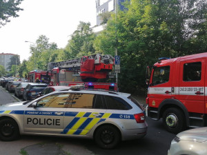 Ve sklepě domu v Praze hořela elektrokoloběžka. Jeden člověk skončil v péči záchranářů