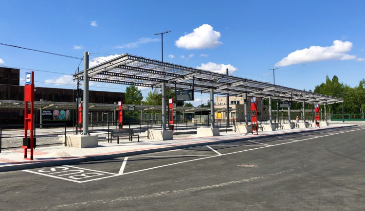 U Depa Hostivař funguje nová tramvajová smyčka. Je u ní čmelín i hmyzí hotel