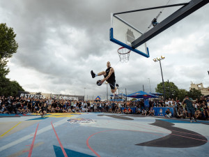Tomáš Satoranský otevřel v Praze unikátní basketbalové hřiště. Zájemcům bude sloužit nonstop