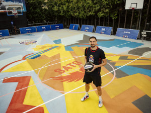 Tomáš Satoranský otevřel v Praze unikátní basketbalové hřiště. Zájemcům bude sloužit nonstop