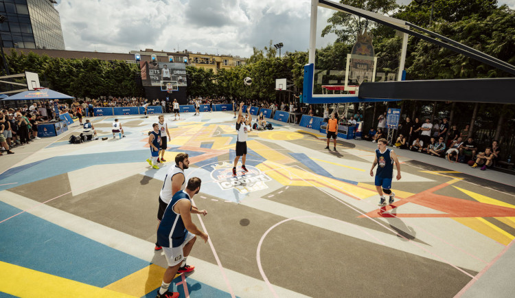 Tomáš Satoranský otevřel v Praze unikátní basketbalové hřiště. Zájemcům bude sloužit nonstop