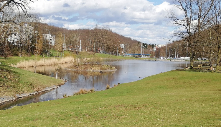 Mladá žena se utopila, když si šla v opilosti zaplavat s kamarádkou do rybníka