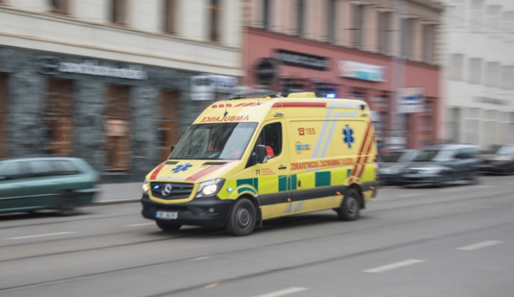 Sanitka srazila chodce, je těžce zraněný. Nehoda přerušila provoz