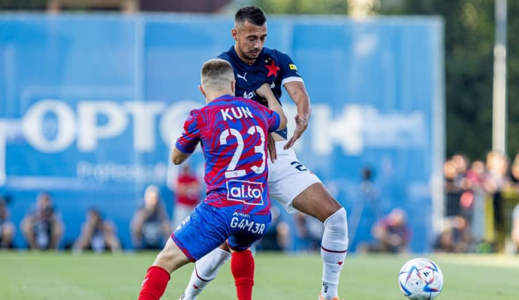 Polský Raków nečekaně potrápil Slavii a zvítězil 2:1. Odveta se hraje za týden v Edenu