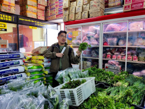 Jak se bránit před duchy a proč se jí slepice i s pařáty? Přečtěte si reportáž ze Sapy