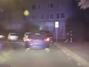 VIDEO: Muž ujížděl policii, pak vyběhl z auta, ve kterém nechal tři kamarády a pervitin