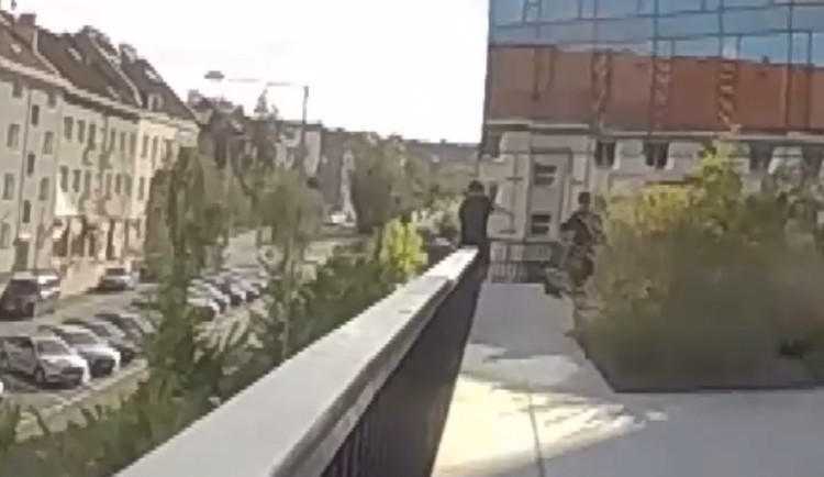 VIDEO: Mladík se chtěl zabít kvůli rozchodu. Před skokem ho zachránil kamarád