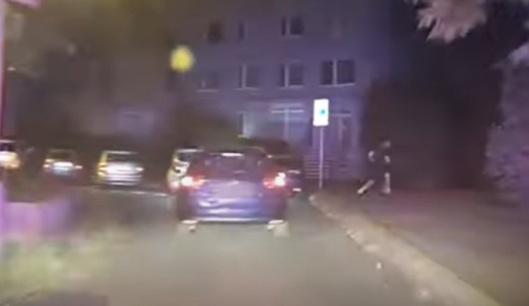 VIDEO: Muž ujížděl policii, pak vyběhl z auta, ve kterém nechal tři kamarády a pervitin