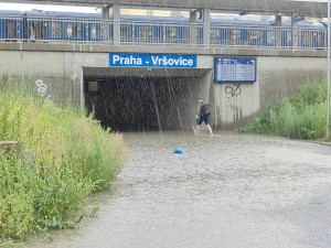 Déšť rozvodnil potok Botič a zaplavil podchod na vršovickém nádraží