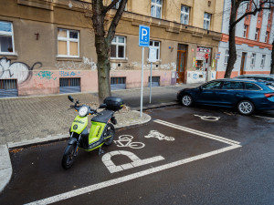 V Praze 7 přibývá parkovacích míst pro kola a motorky. Letos jich vzniklo 13