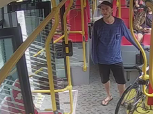 VIDEO: Cyklista nesměl do autobusu, ze vzteku rozbil dveře