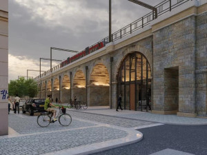 Prostory pod železniční tratí v Karlíně ožijí. Od podzimu tam bude infocentrum