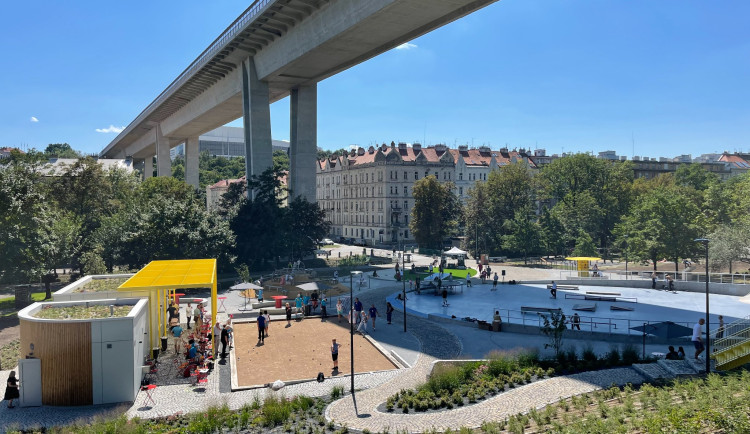 V zimě se bude pod mostem pro změnu bruslit.