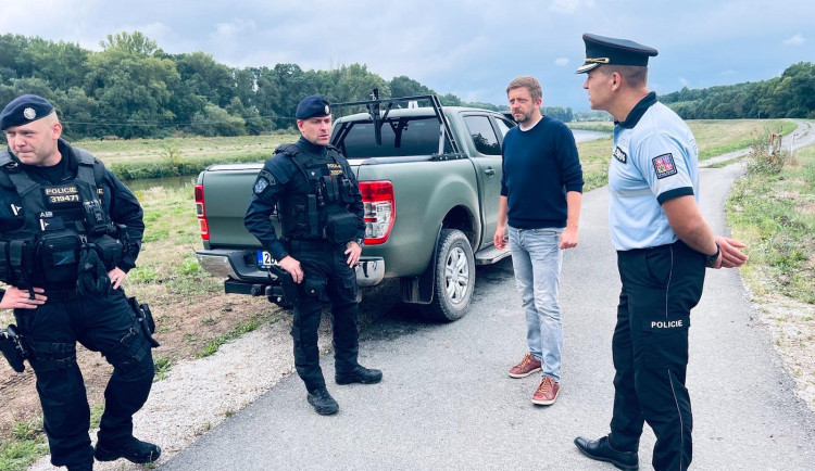 Policisté trénují obnovení ochrany hranic. Migrantů je čím dál víc