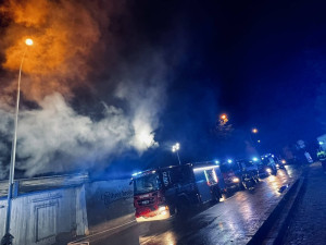 VIDEO: Pražští hasiči vyjížděli k požáru objektu v Hlubočepech. Příčina se vyšetřuje