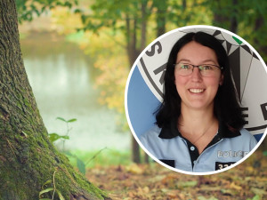 Žena seděla na stromě s uvázanou smyčkou kolem krku. Život jí zachránila policistka