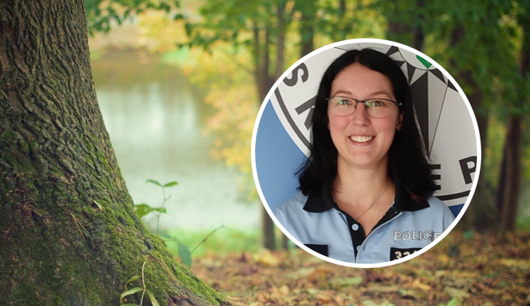 Žena seděla na stromě s uvázanou smyčkou kolem krku. Život jí zachránila policistka