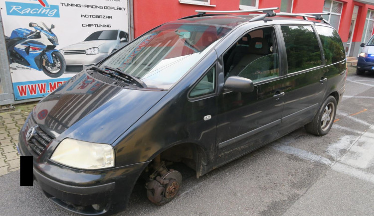 Z auta se během jízdy v Proseči nad Nisou uvolnilo kolo. Trefilo zaparkované auto