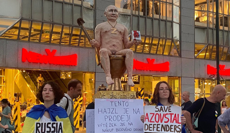Tento haj*l je na prodej! Výtěžek z aukce sochy Putina půjde na bojový dron