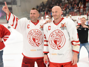 Pastrňák v bráně a góly Červenky. Rozlučka Bednáře a Tomici zaplnila Eden