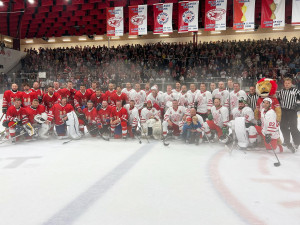 Pastrňák v bráně a góly Červenky. Rozlučka Bednáře a Tomici zaplnila Eden